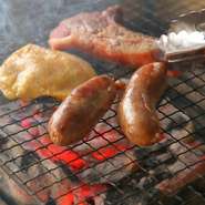 炭焼きのソーセージや肉でしか味わえない、味や香りを感じてください。焼いている最中の音や漂う香り、口の中に広がる香ばしさなどを五感で味わいながら、賑やかに飲んで食べられる楽しいお店です。
