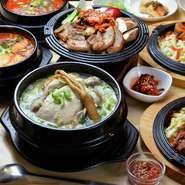 韓国から取り寄せる漢方薬剤と朝鮮人参、ナツメグ、ニンニク、栗、もち米を使い、一週間かけて煮込んだスープと合わせる『参鶏湯』。インスタントは一切使わず、手間暇かけてつくる人気の料理をぜひ味わってみては。