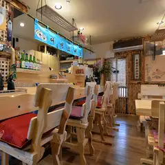 寛いで味わう料理とお酒で、二人の楽しい時間を