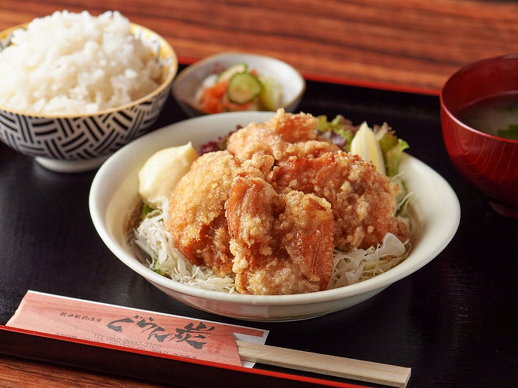 ボリュームありの定食メニューに、昼飲み・昼宴会での利用もOK