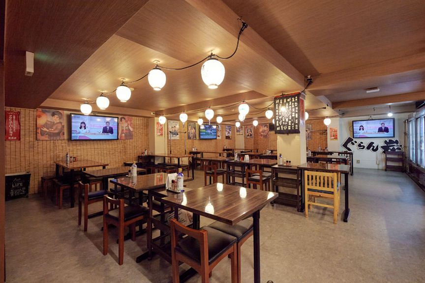 店舗1階は屋台を思わせる賑わい。お一人様・友人同士で利用可