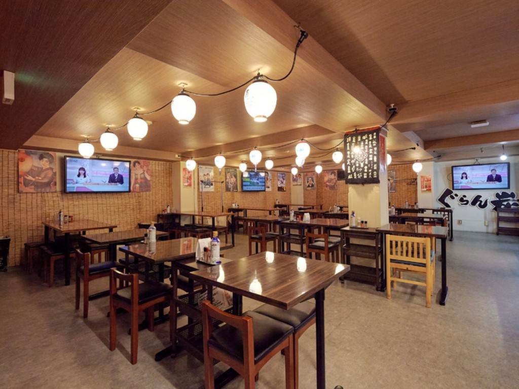 店舗1階は屋台を思わせる賑わい。お一人様・友人同士で利用可