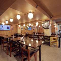 店舗1階は屋台を思わせる賑わい。お一人様・友人同士で利用可