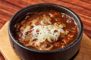 時間をかけて柔らかくトロトロに仕上げた『牛すじ煮込み』