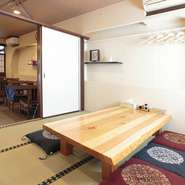 小上りお座敷は、引き戸を閉めると個室として利用できます。すっきりとしたモダンな内装に、和の風情を取り入れた、リラックスできる空間。地域の集まりやお祝い事などのイベントにもオススメです。
