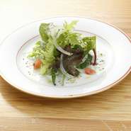 体に優しい料理を味わってほしいという思いから、味噌汁やスープの塩分濃度を測り調整。また、食事を注文すると、新鮮な野菜を使用し、手づくりドレッシングがかかった『サラダ』が付いてきます。