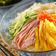 さっぱりとした生姜ベースの自家製タレはそのまま飲める美味しさ！具沢山で彩り鮮やかな冷やし中華は当店オリジナルの一品、今年は夏を先取りして販売を開始致しました、ライム果汁の効いた新商品の冷麺も試作中。
