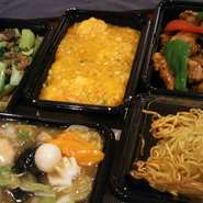 ・海老のチリソース（2～3人前）1800円・麻婆豆腐1人前　800円・黒酢酢豚1人前　800円・五目焼きそば　1000円・餃子（5個）500円（10個）1000円・焼売　500円・春巻（2本）500円　・蟹、エビ炒飯　1000円（各＋税）