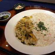 食欲をそそる高菜の香ばしい炒飯に、新しいエッセンスをプラスしたいと考案された一品。中国料理の「芙蓉・フーヨー」という調理法を取り入れた蟹あんかけは、ふわふわの食感が後をひき、一口もう一口と進む味です。