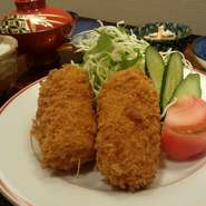 鳥取県・境港から仕入れた蟹を使用した、1時間たってもサクサク感が全く変わらないコロッケです。