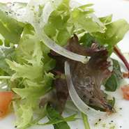 毎日とりたいフレッシュな野菜を、料理を待つ間に食べてほしいと考案された、食前にピッタリの『サラダ』。サラダ嫌いの方でも、さらりと食べられるよう、独自の配合によりつくられた、ドレッシングがよく合います。