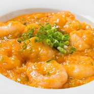 調味料のバランスと彩りを考えられた　大ぶりのエビチリは当店のおすすめメニューでございます。　
プリプリの海老を御飯と一緒に、又はビールのおつまみにどうぞ！！
