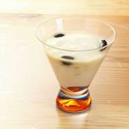 一度、口にしたらそのトロトロの食感となめらかさに驚かれると思います。ひし形の杏仁豆腐とはまるで別物・・・　当店でしか召し上がれない一品で御座います。