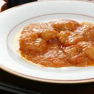 手づくりのエビ油、蝦油（シャーユ）を使用し、中華ならではの調味料は専門業者から仕入れています。見習い時代に、料理長から、まずこれを極めなさいと厳しく教えられた『乾焼蝦仁（エビチリ）』は、自慢の一品。
