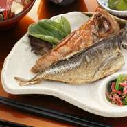 干物は小田原から、脂がのっているものや、季節の良いものを取り寄せ。半身ずつ2種類を合わせたりして、アレンジしています。時季によって様々な魚を取り寄せているので、その時々の美味しい『焼魚』が味わえます。