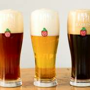 ドイツで使われていた100年前の設備を駆使し、ヨーロッパの伝統的なビールスタイルを尊重してつくられる逸品。そのビールは日々飲み続けられる味わいながら、贅沢なコクと豊かな余韻にあふれています。