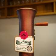 チェコのピルゼンで誕生したピルスナービールの元祖。スイングカラン（蛇口）ビアサーバーは東北初上陸です。