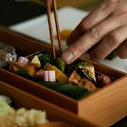 クラシックな日本料理に、新たな調理法や素材使いを加えた京料理をご提供。宇治茶を用いた一品など、新鮮味のある料理もお楽しみいただけます。かしこまらずに京料理を味わえる、温かな雰囲気も魅力です。