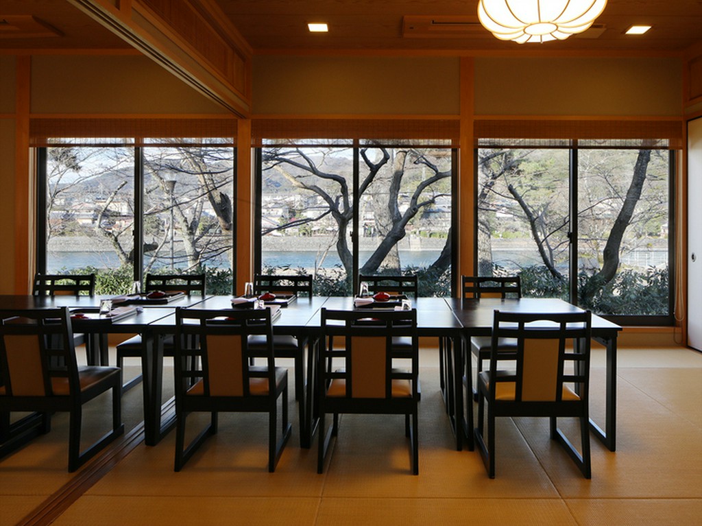 四季の風情を映す宇治川の眺めを愛でつつ、京料理を楽しむ