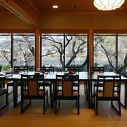 宇治川の眺めを望む2階のお座敷、雪見障子から愛でる庭など、店内には宇治の風情があふれ、季節の京料理をゆったりと堪能できます。大切な方の接待、記念日などのご会食に、満足のゆく時間を過ごせます。
