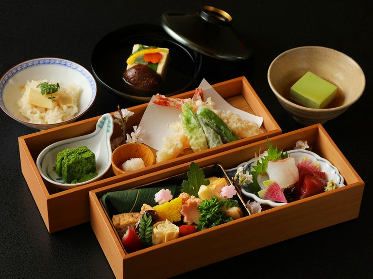 大人のための落ち着きの空間。お昼には「京弁当」がおすすめ