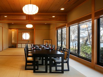 掘りごたつ式の個室や眺めのいい広間など、会食に向くお席が揃う