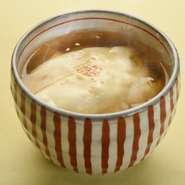 A、B、シーズンコース内、夜は単品でも可の『ゆばかけご飯』。鰹昆布出汁に薄口醤油で調味し葛であんを引き練ります。「あん」と「ゆば」の優しい味わいが印象的。※「自家製ちりめん山椒ごはん」と選択可。