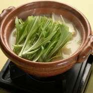 厳選された国産大豆を使ってつくる自家製のゆばは、無くてはならない食材です。新鮮なくみあげゆばやひきあげゆばの美味しさを、ぜひ味わってみて下さい。