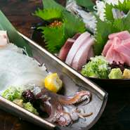 店長が目利きをして厳選したこだわりの食材は、注文が入るまで生簀で泳がせ、生きたまま捌くので、鮮度は抜群。ゆったりと寛げる空間で、四季折々の活き活きとした素材本来の美味しさを堪能することができます。