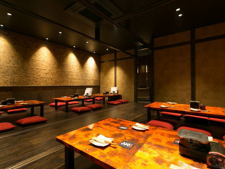 京都の古民家風の内装で、和紙の壁やテーブルで落ち着ける空間