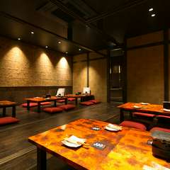京都の古民家風の内装で、和紙の壁やテーブルで落ち着ける空間