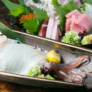 九州を中心に各産地から直送されたいかを生きたまま捌き、みずみずしくコリコリした食感といか本来の旨味が愉しめる一皿。その日おすすめの鮮魚を刺身にしていかと盛合せ、四季折々の粋な美味しさを堪能できます。
