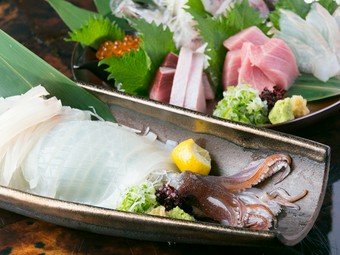 生簀から獲れたてを捌いた鮮度抜群ないかと、旬の美味しい魚を盛合せた絶品料理『活いかと刺身の盛合せ』