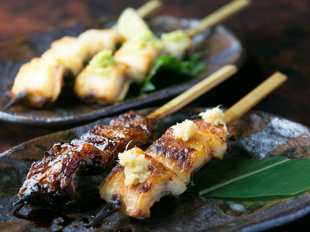 創業40年以上継ぎ足しのタレをもとにした超秘伝のタレと、備長炭で焼き上げた絶品『オリジナル鰻串各種』