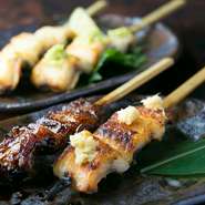 炭火の香ばしさと、ふっくらと柔らかい三河一色産の鰻が存分に堪能できます。塩、タレ、生姜しょうゆ、わさび等種類が豊富で、大将の実家・老舗の鰻屋のタレと店主のタレをミックスした超秘伝タレが秀逸。