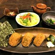 一日限定10食の、ひつまぶしを食べやすくおにぎりにした、お手頃メニュー。
漬物、サラダ、小鉢、お吸い物、デザート付き。