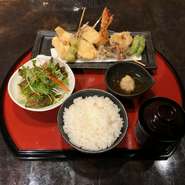 生簀炉ばた源喜で提供しているグランドメニューより選び、プラス200円でご飯、みそ汁、サラダがついた定食に出来る。ご飯のお替り自由。プラス150円でデザートも追加できる。