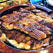 うなぎを1尾と3分の1尾使用した、贅沢なランチメニュー。
漬物、サラダ、小鉢、お吸い物、デザート付き。