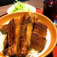 うなぎ1尾丸ごと使用でこのお値段。
漬物、サラダ、小鉢、お吸い物、デザート付き。