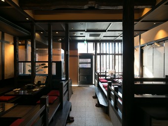 ゆったり落ち着ける古民家風のつくりで、寛ぎながら飲める場所