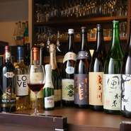 日本酒好きな料理人が自ら厳選したという地酒は必見。ワインも飲みやすいものからマニアックな逸品まで取り揃えています。料理とのマリアージュを楽しんでみてはいかが