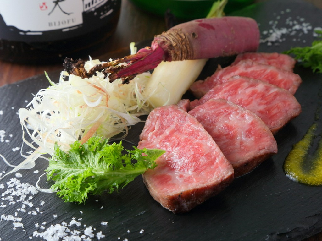 炭火でじっくり焼き上げた『黒毛和牛赤身』