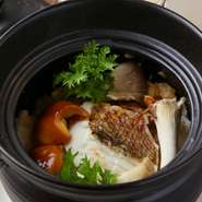 山形県直送一等米「つや姫」を特製の土鍋で炊き上げた逸品。注文してからつくるので、出来立てアツアツの状態を楽しめます。