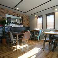 キッチン周りなどのデコレーションがカリフォルニアをイメージさせ、小洒落たカフェの雰囲気。カフェでは珍しく入り口で靴を脱ぐので、清潔感があって寛げます。ゆったり愉しいクレープタイムはいかがですか。