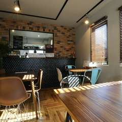 レンガやウッド調がオシャレ、ゆったり寛げるカフェスペース