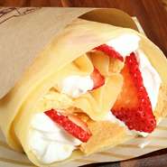 店内は、ゆったりと寛げる温かい雰囲気。お1人様でも気さくに迎えてくれるのでテイクアウトでもイートインでも気軽に利用できます。思いついた時にふらっと1人で立ち寄って、ほっと一息つくことができる場所です。