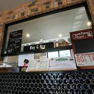 可愛らしいカリフォルニアテイストの内装がオシャレで、デートにも合う雰囲気。カップルで散歩がてらふらりと立ち寄って、ほっと寛ぎながら休憩するのもおすすめ。スイーツ系、お食事系など、メニューも豊富です。