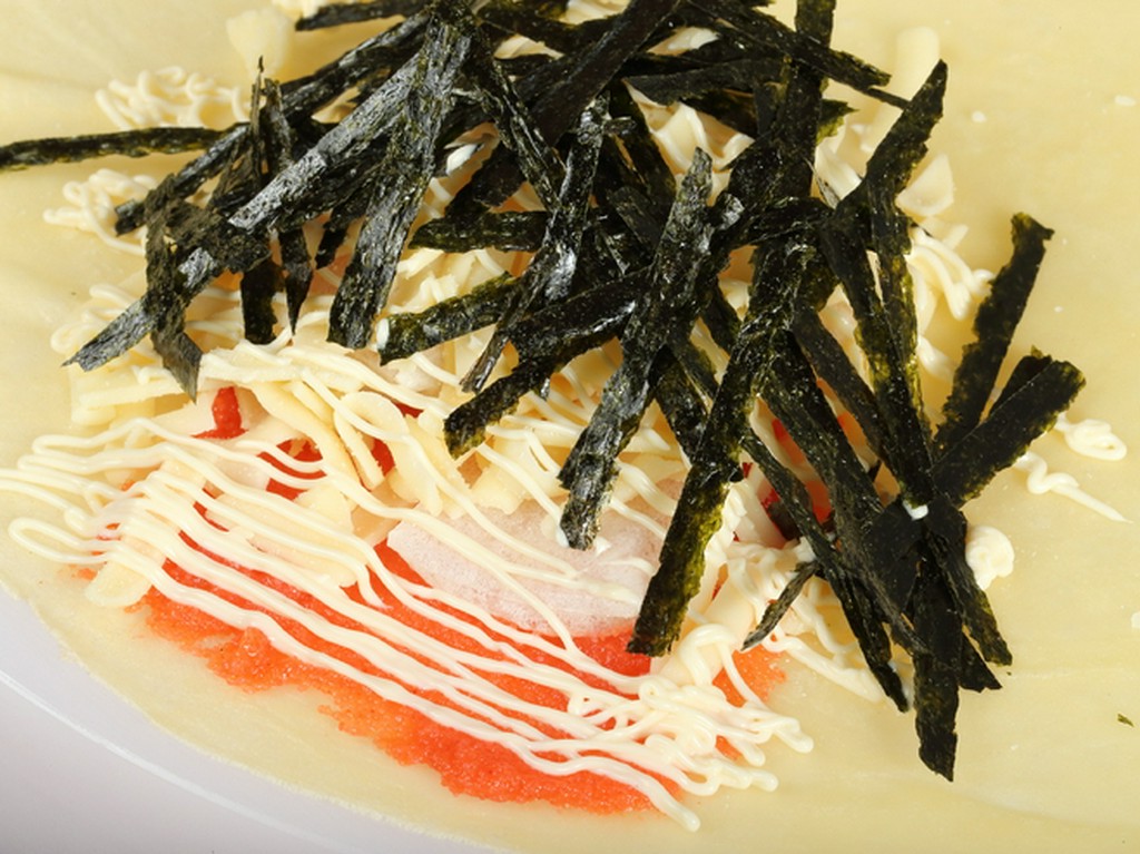 たっぷり入ったお食事系3品が相性抜群。お子様や男性も悦ぶ大人気の絶品クレープ『明太子と餅チーズのり』