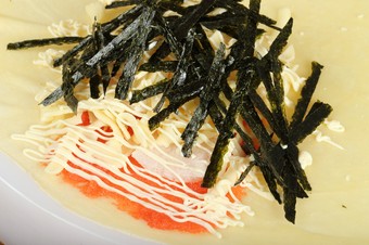 たっぷり入ったお食事系3品が相性抜群。お子様や男性も悦ぶ大人気の絶品クレープ『明太子と餅チーズのり』