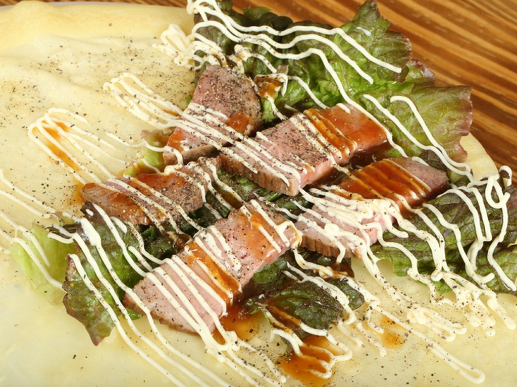 お肉と野菜が両方入ったガッツリ系で、お手軽ランチにもピッタリな逸品クレープ『ローストビーフと野菜』